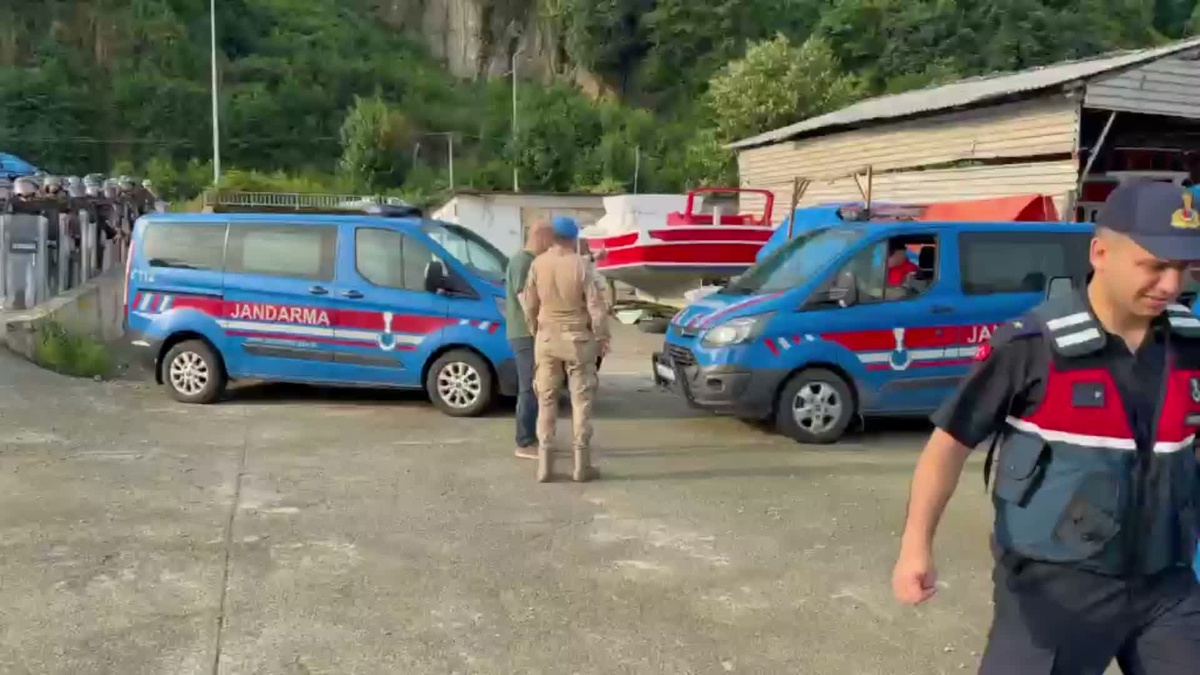 Rize\'de kafes balıkçılığı projesine karşı nöbet tutan köylülere jandarma müdahalesi: 4 gözaltı