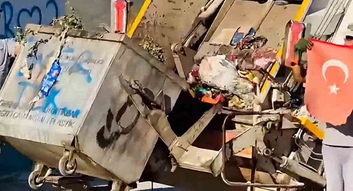 Şanlıurfa’da temizlik personelinin bayrak hassasiyeti takdir topladı