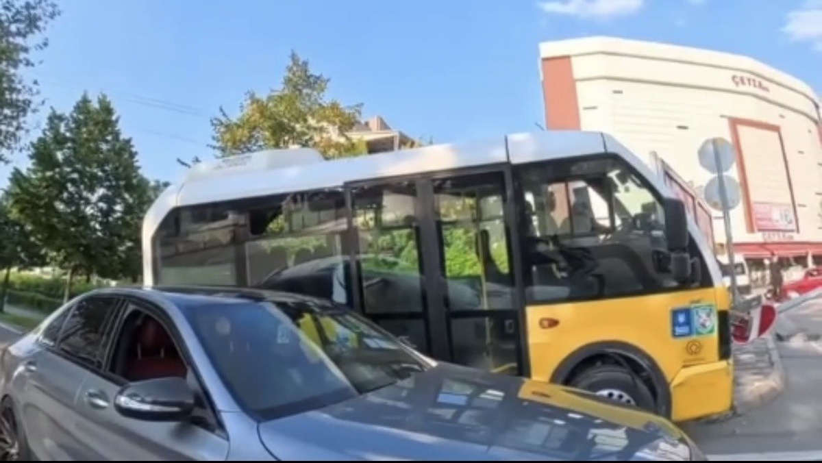Bursa\'da Halk Otobüsü Direğe Çarptı
