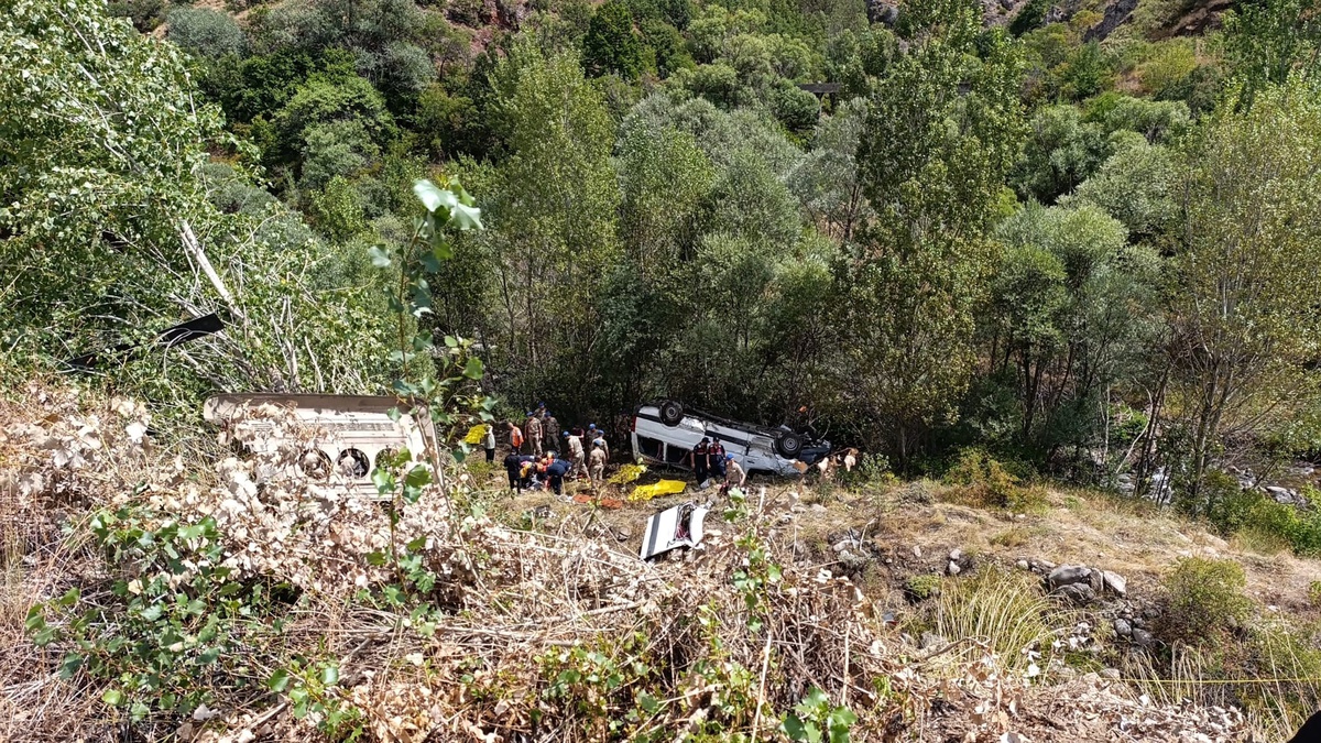Suşehri\'nde Minibüs Uçuruma Yuvarlandı: Çok Sayıda Yaralı