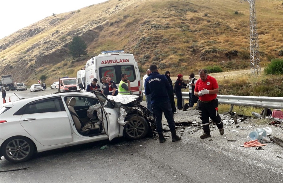 Sivas\'ta Minibüs ve Otomobil Çarpıştı: 11 Yaralı