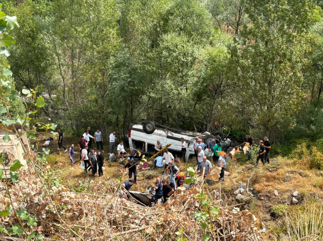 Sivas'ta yolcu minib&uuml;s&uuml; şarampole devrildi: 4 &ouml;l&uuml;, 10 yaralı