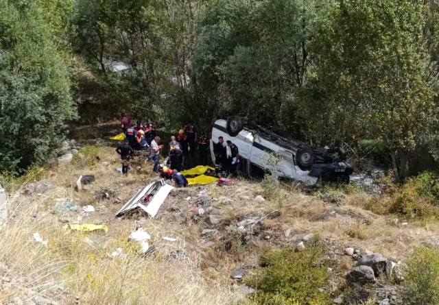 Sivas'ta yolcu minib&uuml;s&uuml; şarampole devrildi: 4 &ouml;l&uuml;, 10 yaralı