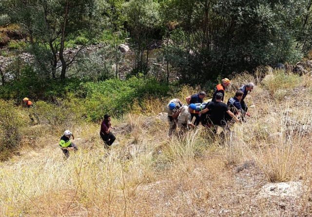 Sivas'ta yolcu minib&uuml;s&uuml; şarampole devrildi: 4 &ouml;l&uuml;, 10 yaralı