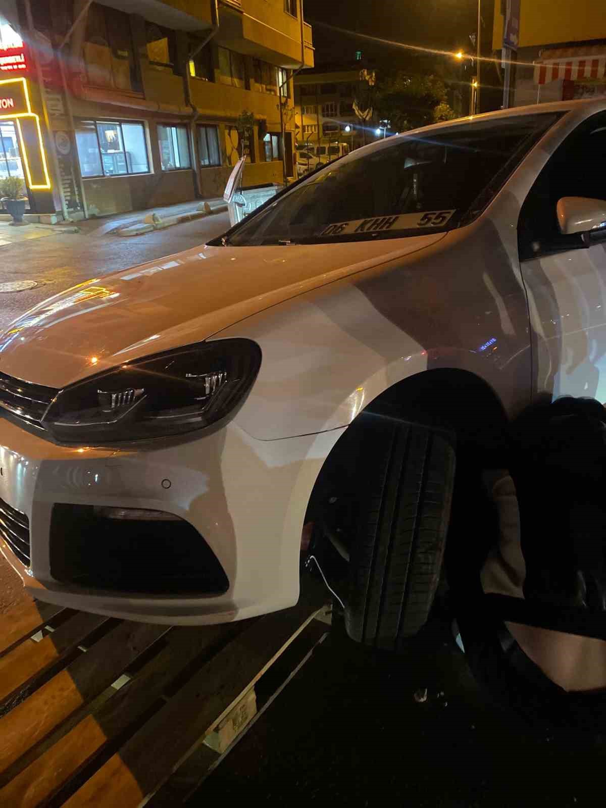 Eskişehir\'de Otomobil Mantar Dubalara Takıldı