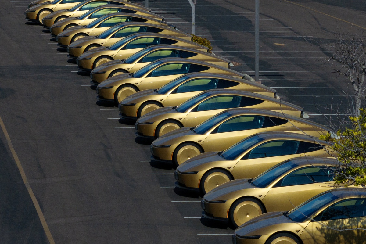 Tesla, Cybercab\'ı Tanıtıyor