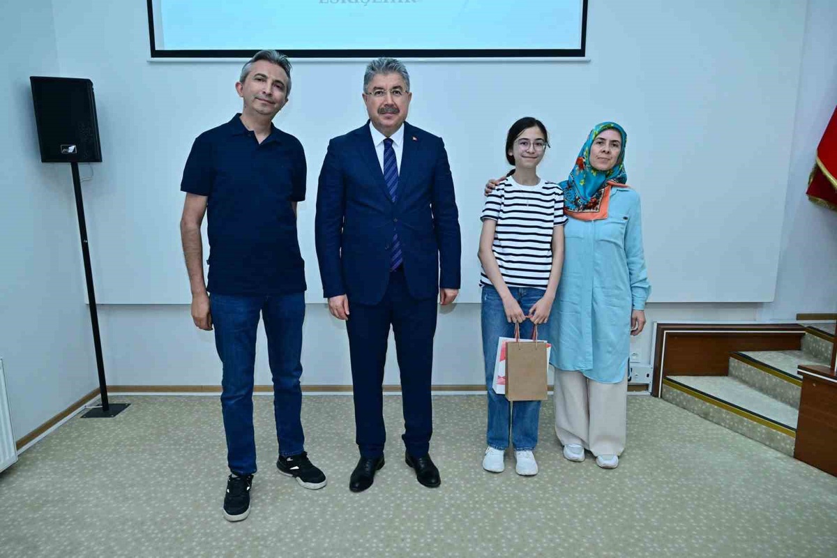 Vali Yılmaz\'dan Başarılı Öğrencilere Destek