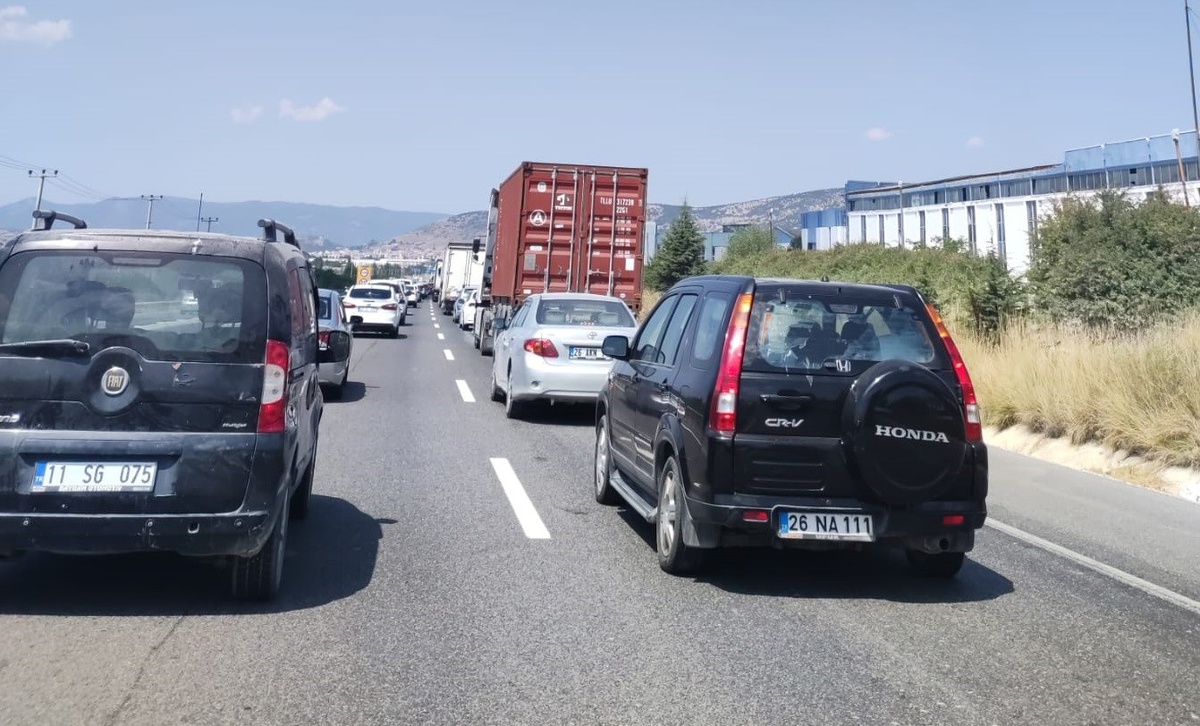 Bilecik\'te Yol Çalışması Aracları Kuyruğa Soktu
