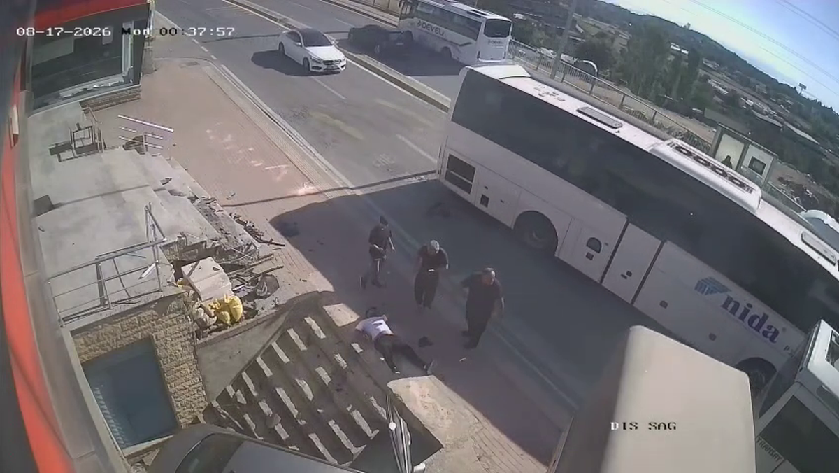 Darıca\'da Otomobil Merdiven Boşluğuna Uçtu: 2 Kişi Son Anda Kurtuldu