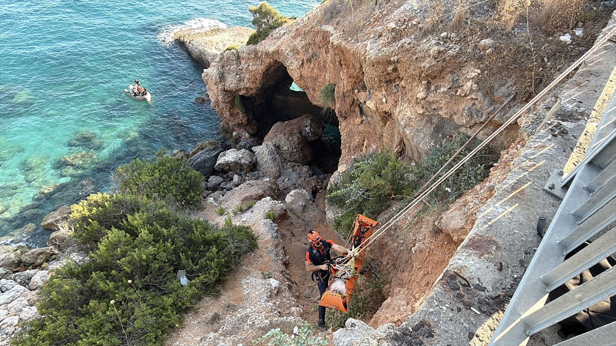 Alanya’da Kayalıklarda Mahsur Kalan Kişi Kurtarıldı