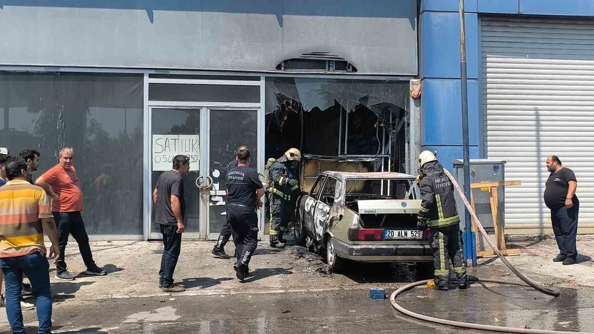 Antalya’da park halindeki Tofaş küle döndü, iş yeri zarar gördü