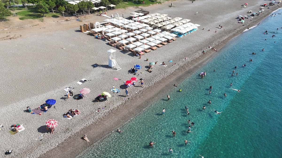 Antalya\'da Sıcak Hava, Plajlar Dolu