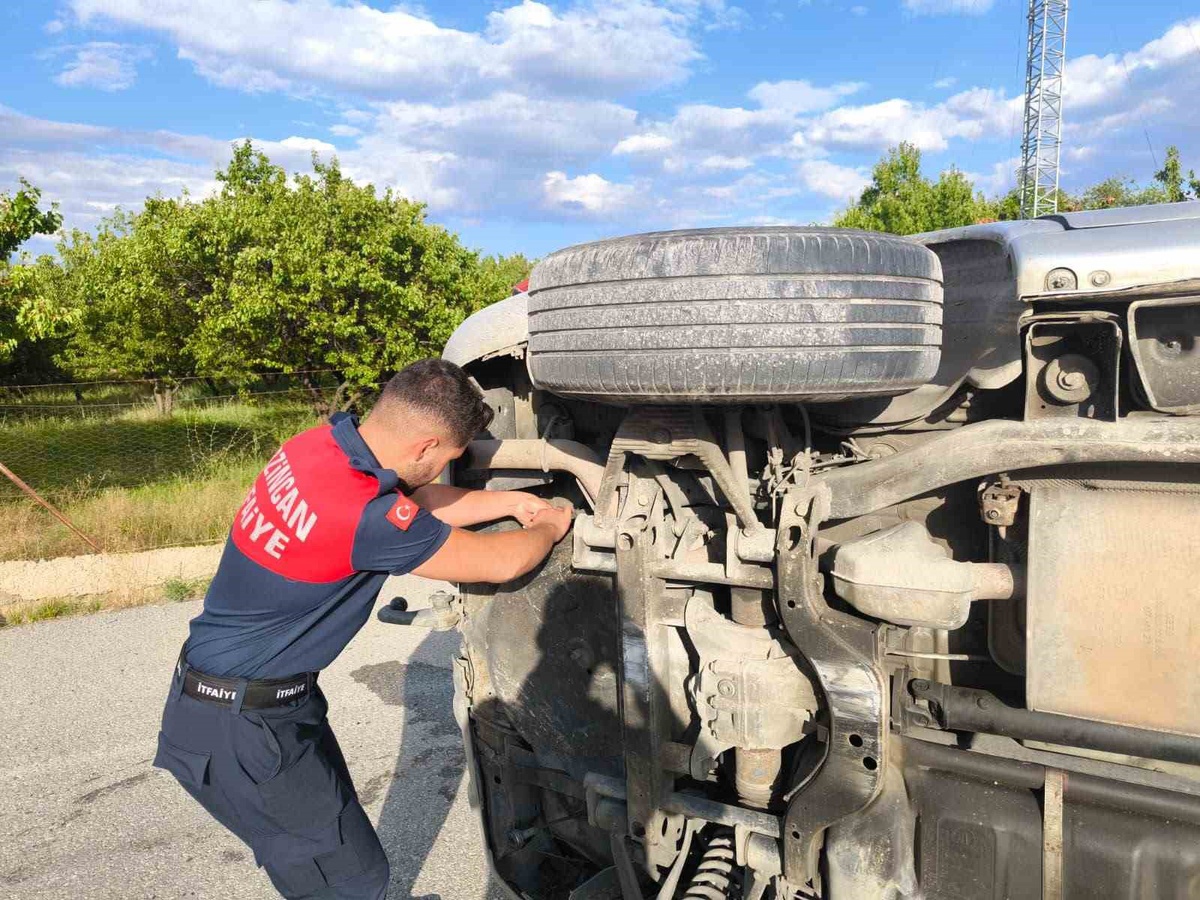 Erzincan\'da Kaza: Otomobil Aydınlatma Direğine Çarptı