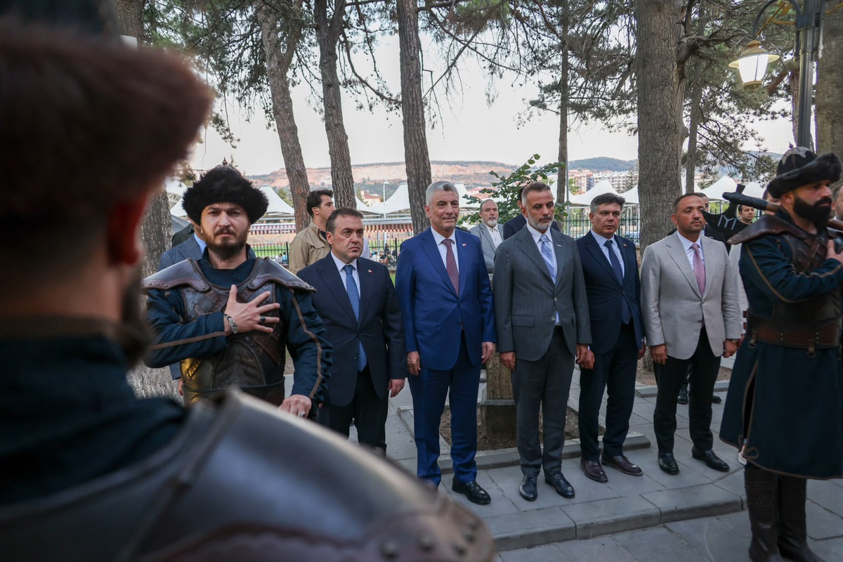 Bakan Bolat\'tan Ertuğrul Gazi Türbesi Ziyareti