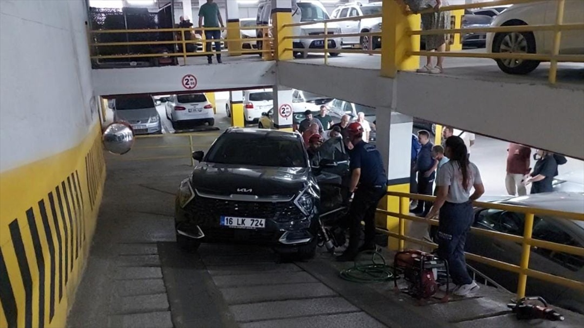 Balıkesir\'de SUV Aracın Çarptığı Genç Yaralandı