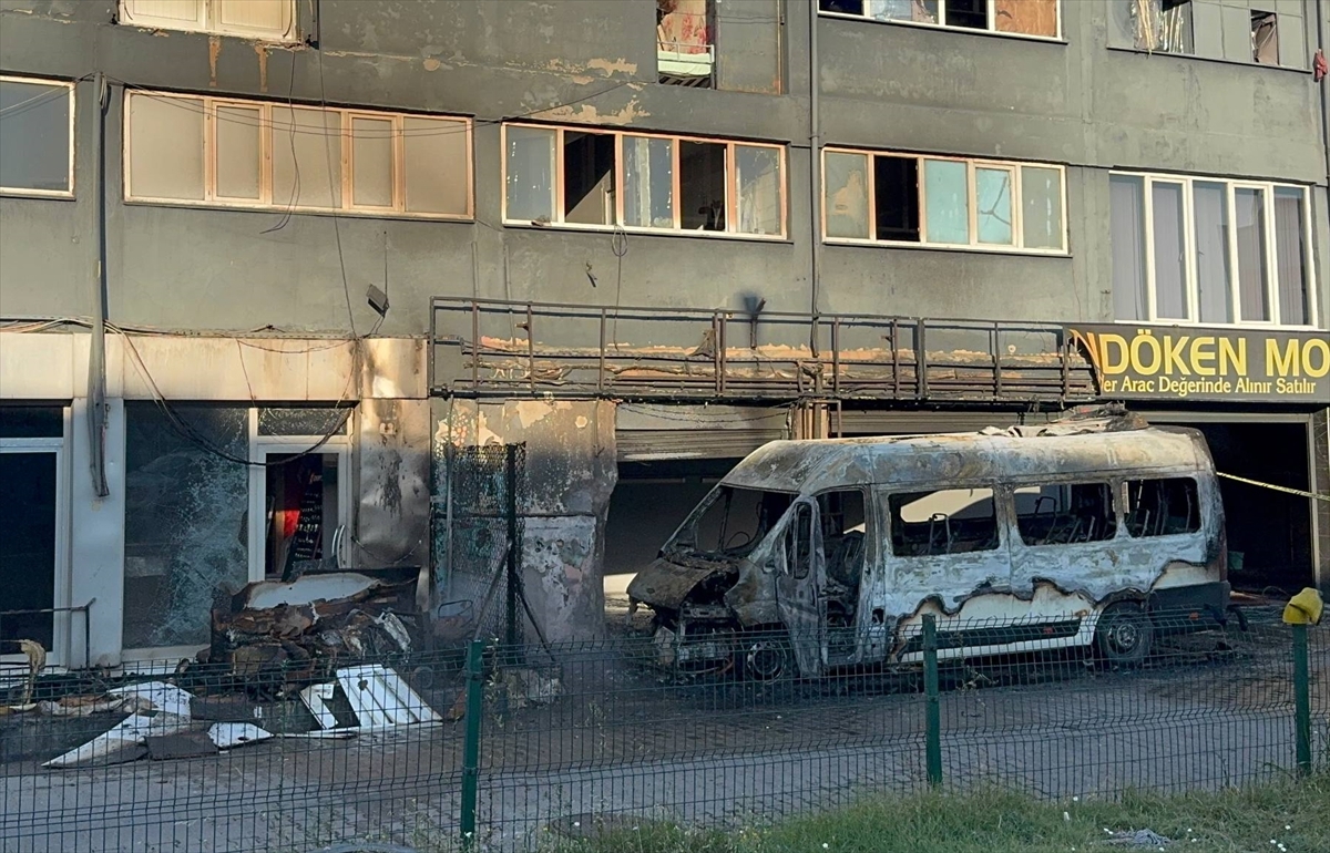 Başakşehir\'de Servis Minibüsü Yangını