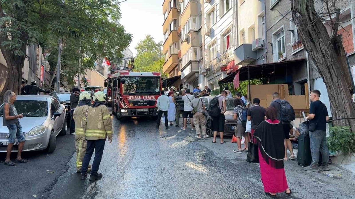 Beyoğlu\'nda Otelde Yangın