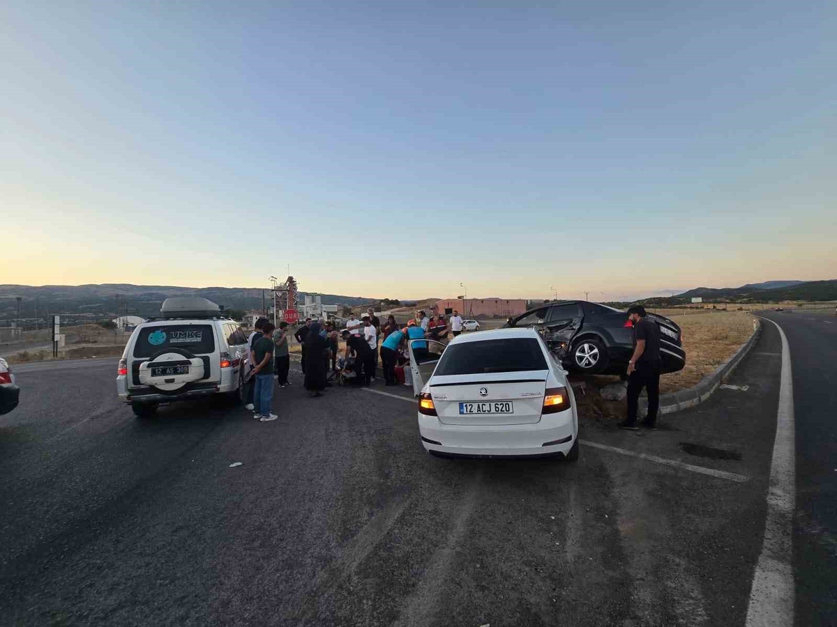 Bingöl\'de Trafik Kazası: 3 Yaralı