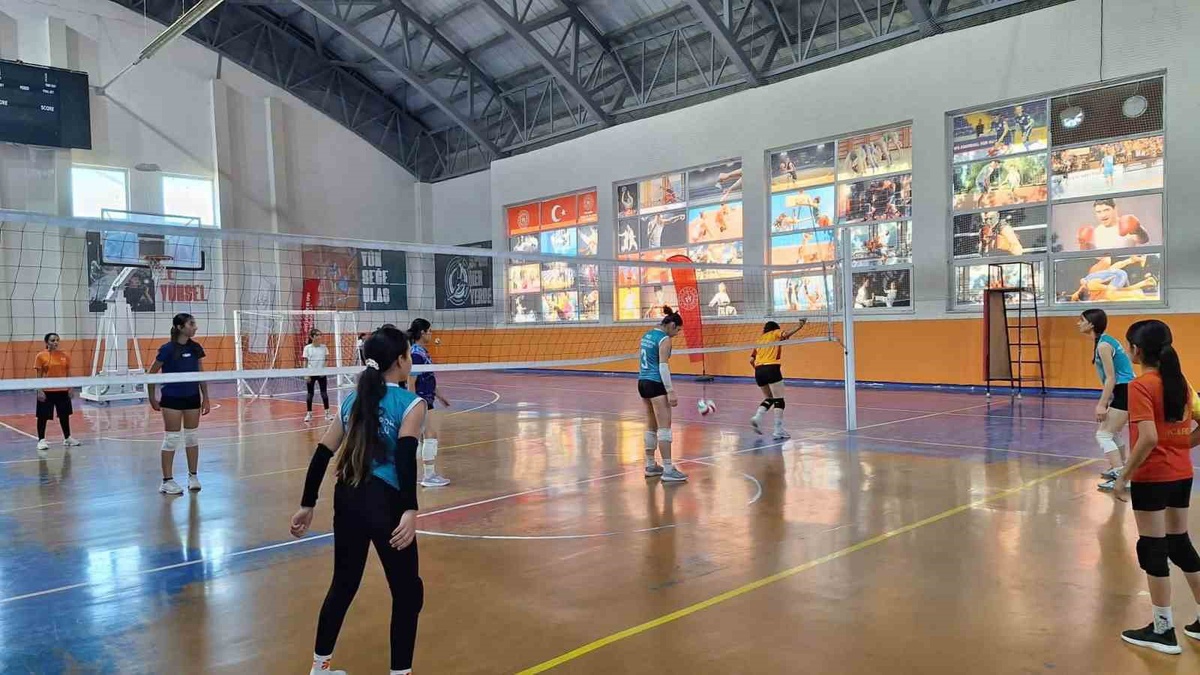 Bulanık\'ta Yaz Spor Okulları Voleybol Antrenmanları