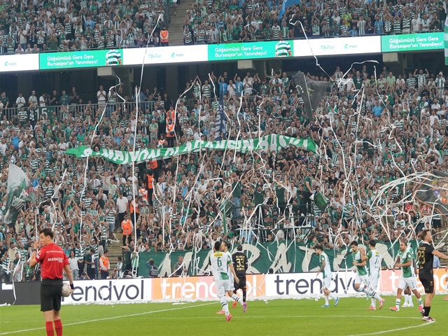 Bursaspor tribünlerinden gövde gösterisi! Tek başına 9 maçı geride bıraktı