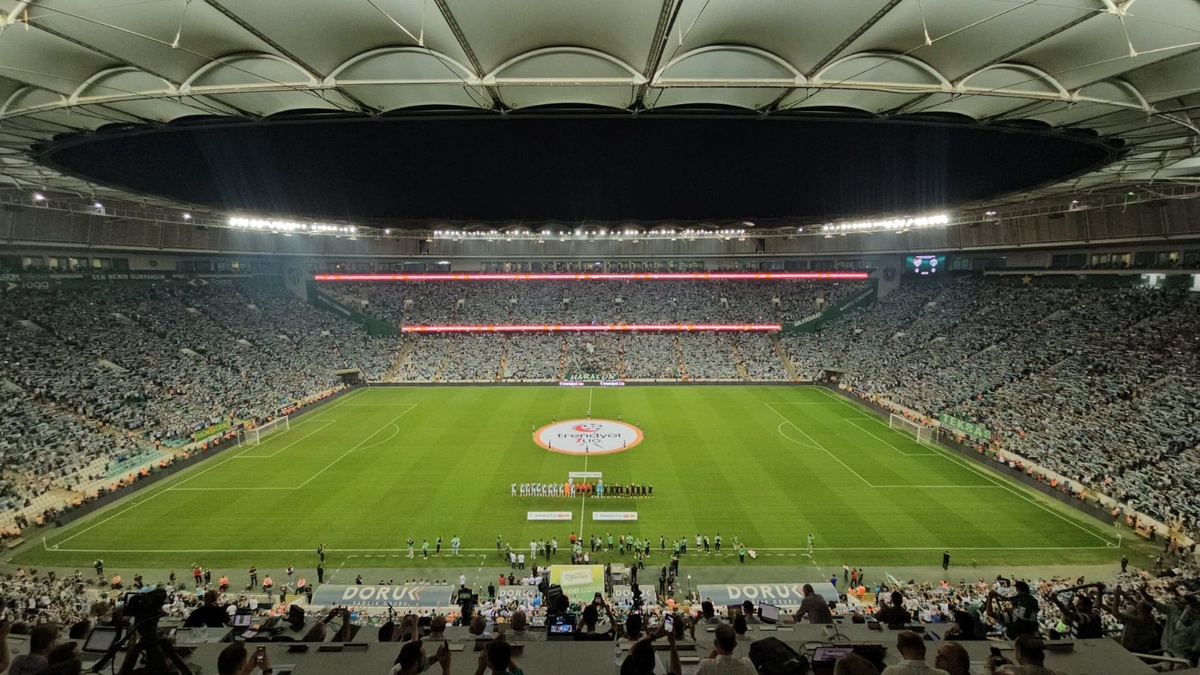 Bursaspor tribünlerinden gövde gösterisi! Tek başına 9 maçı geride bıraktı