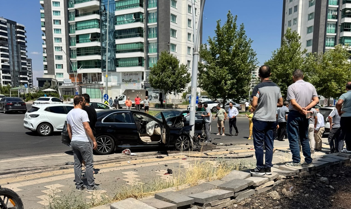 Diyarbakır\'da Trafik Kazası: 2 Yaralı