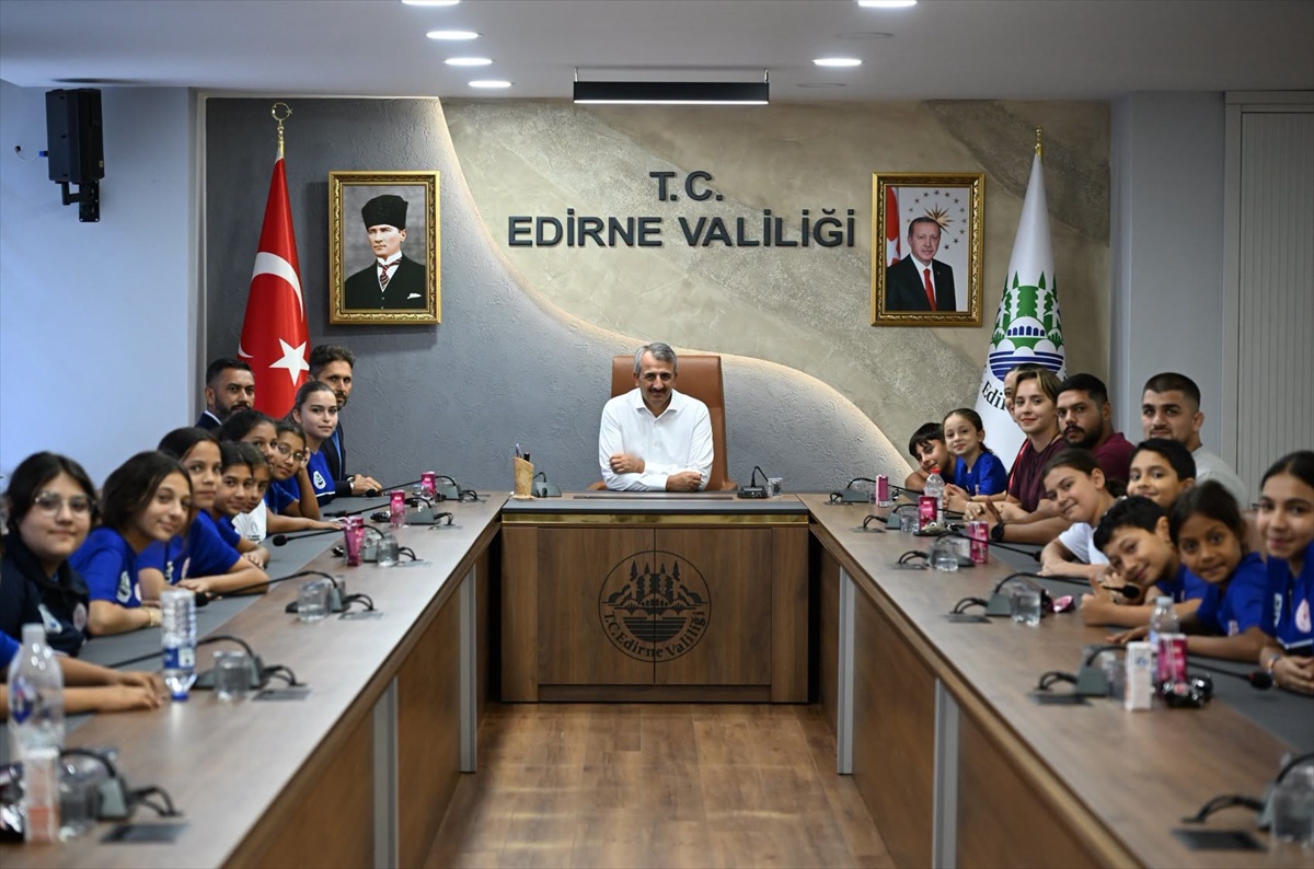 Vali Sezer, Çocuklarla Spor Projelerini Görüştü