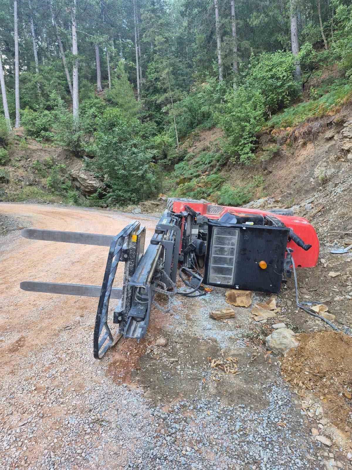 Forklift Devrildi, Sürücü Yaralandı