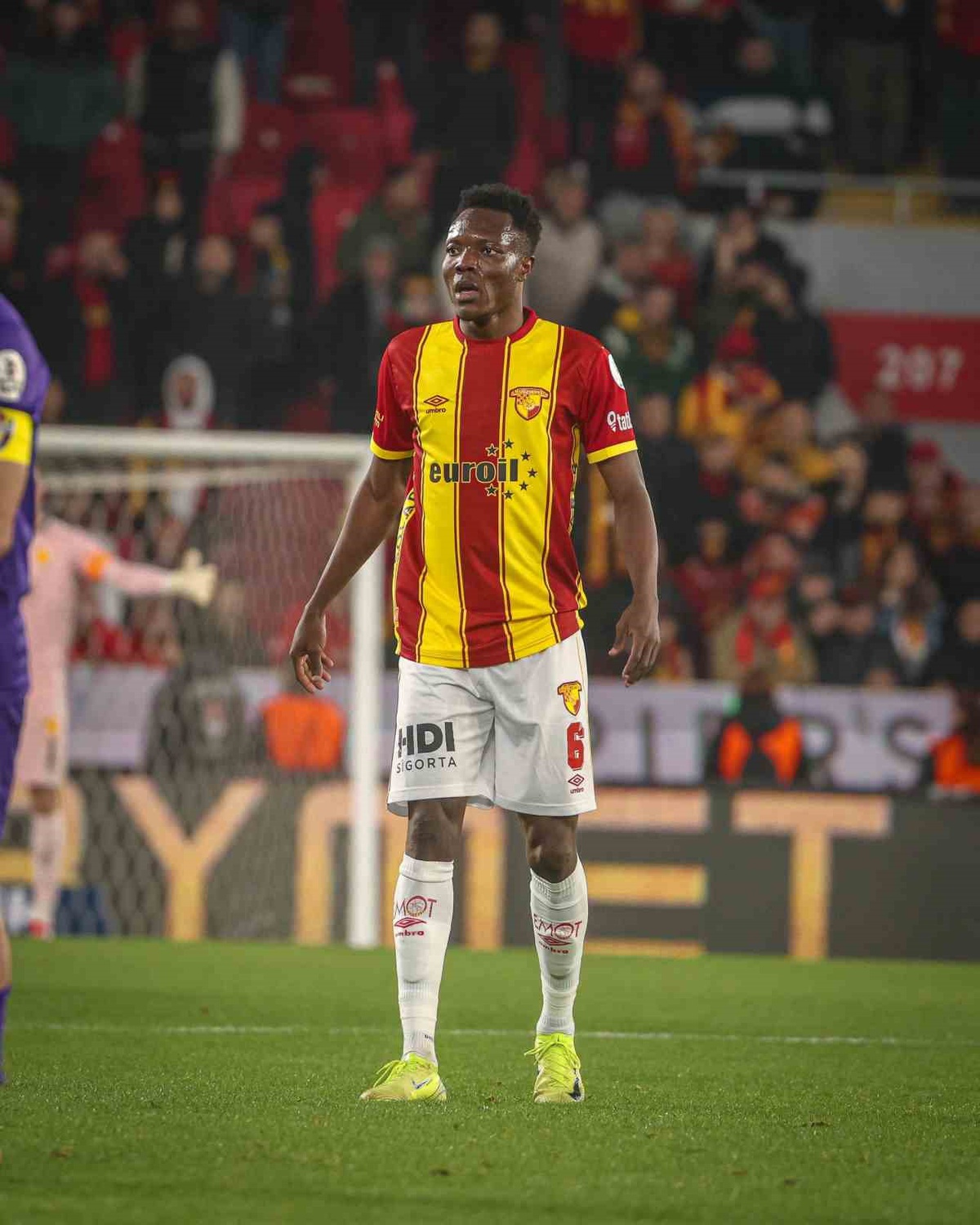 Göztepe, Anthony Dennis\'i Al-Jazira\'ya Göndermeye Hazırlanıyor