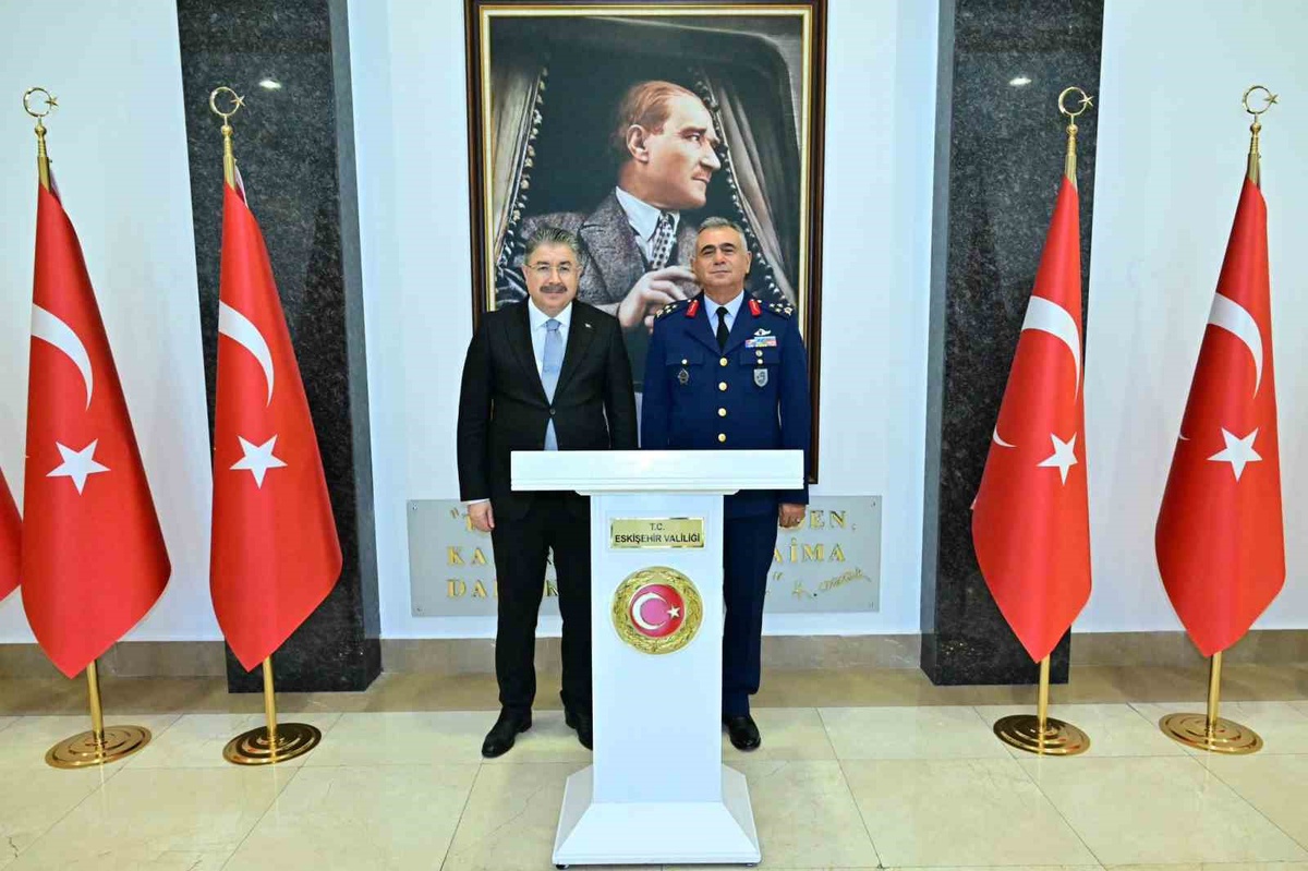 Hava Korgeneral Erdoğan Gür Eskişehir Valisi\'ni Ziyaret Etti