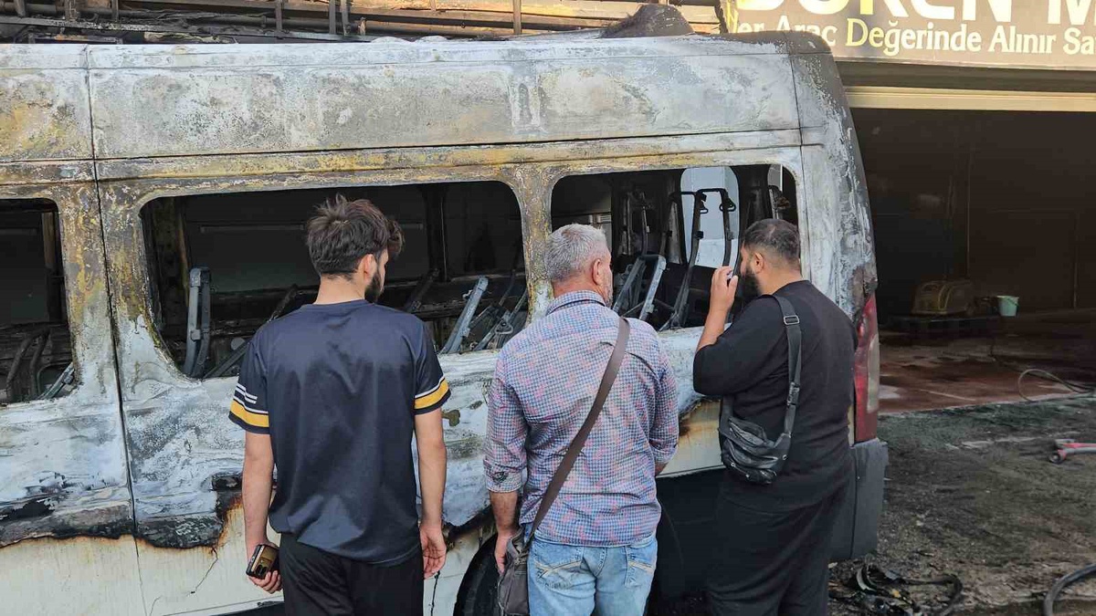 Minibüs Yangını Kundaklama Şüphesi: Sanayi Sitesinde Büyük Hasar