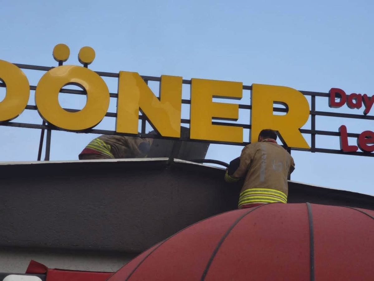 İskenderun\'da Dönerci Yangını Kontrol Altına Alındı