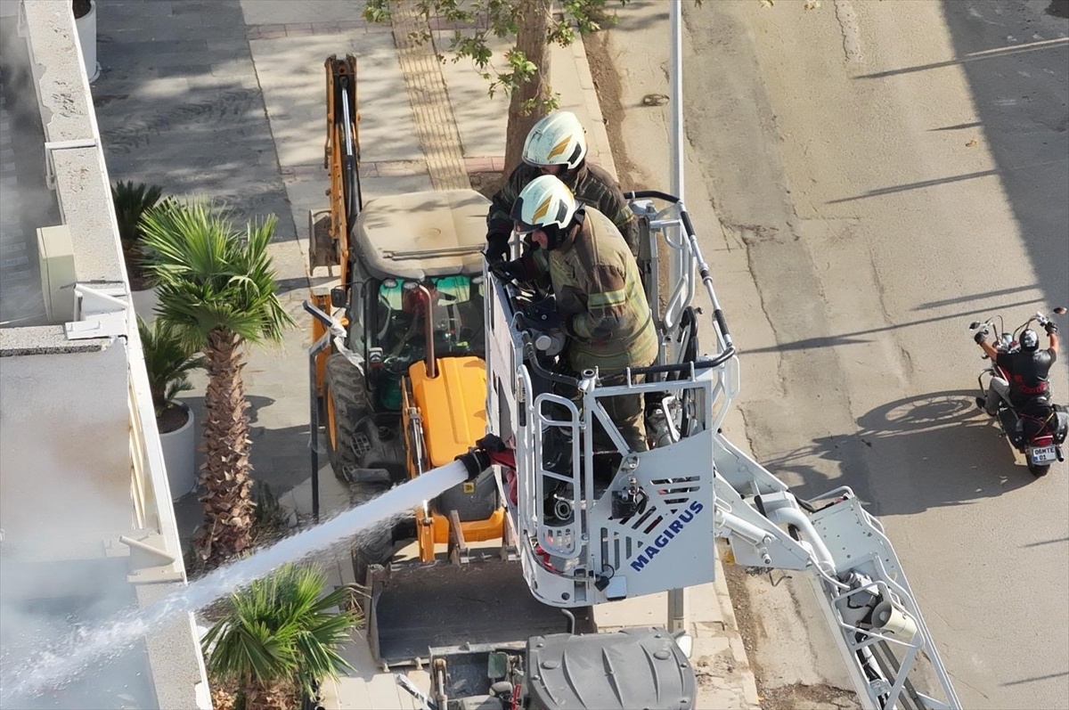 İzmir\'de Banka Çatısında Yangın Söndürüldü