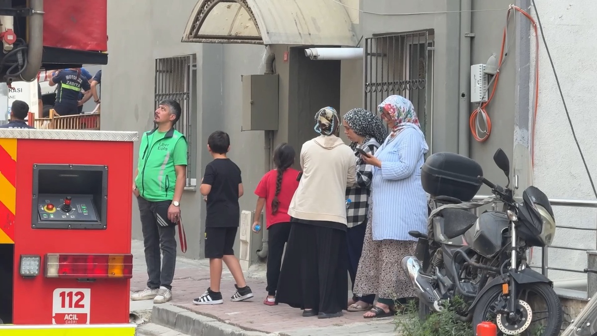 Kağıthane\'de Çatı Yangını