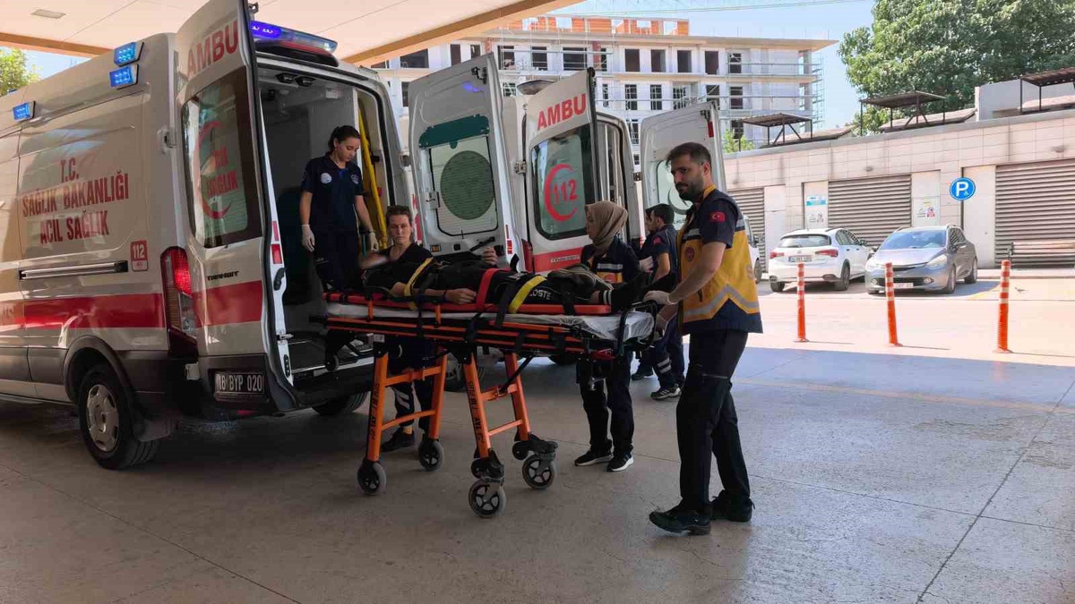 İnegöl\'de Motosiklet ve Kamyonet Çarpıştı: 2 Yaralı