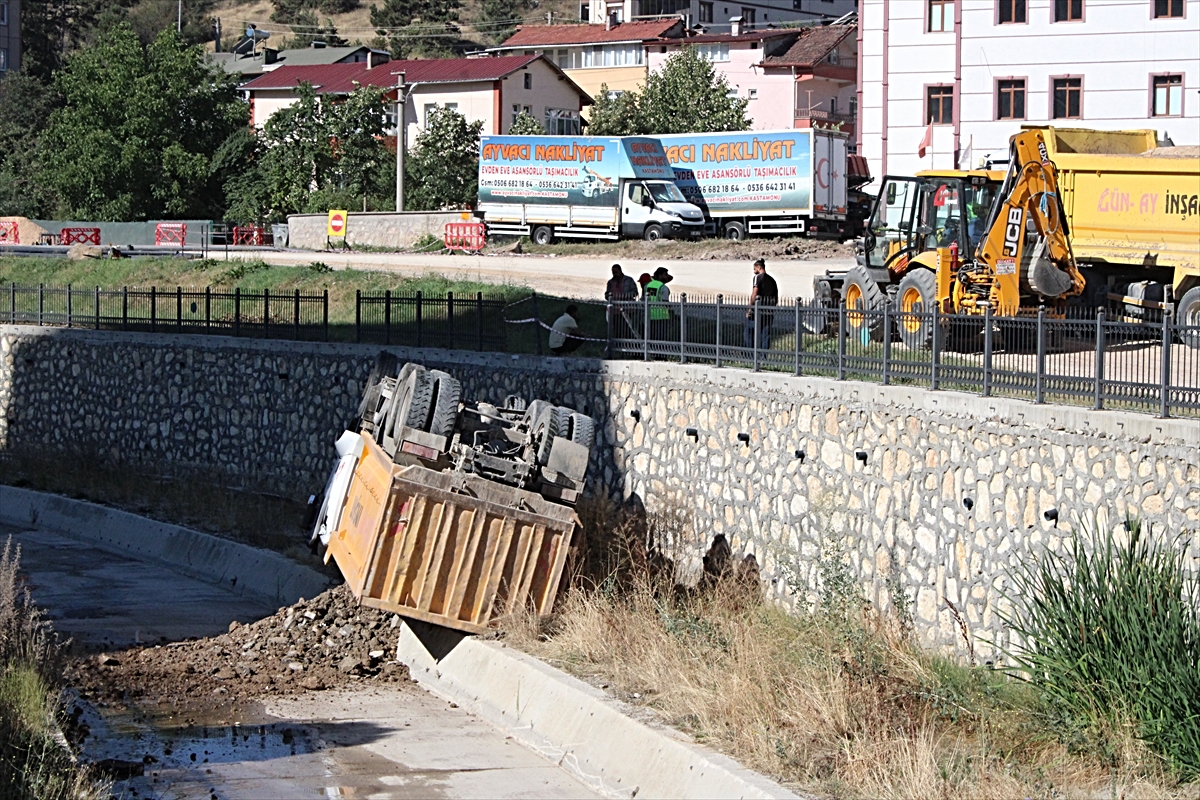 Kastamonu\'da Kamyon Derede Devrildi