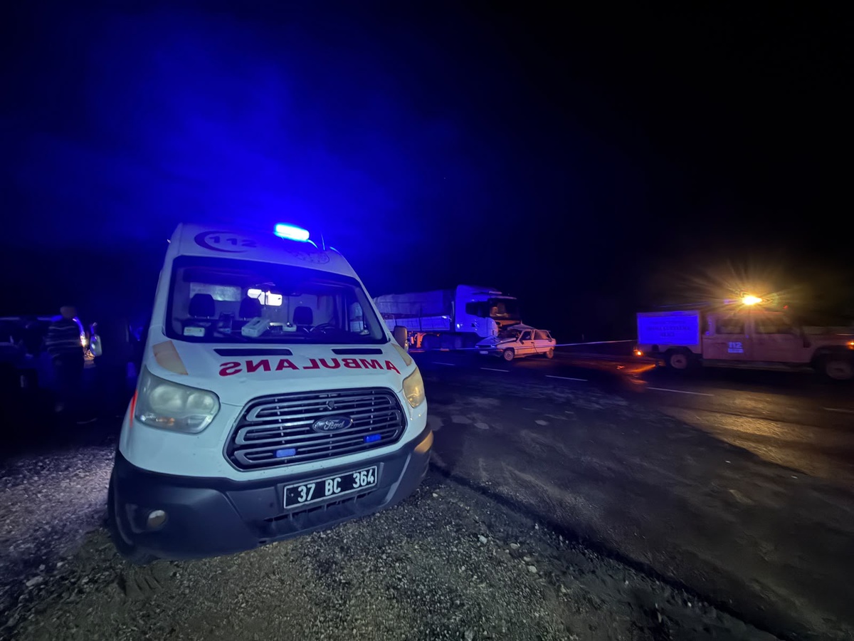 Kastamonu\'da TIR-Otomobil Kazası: 2 Ölü