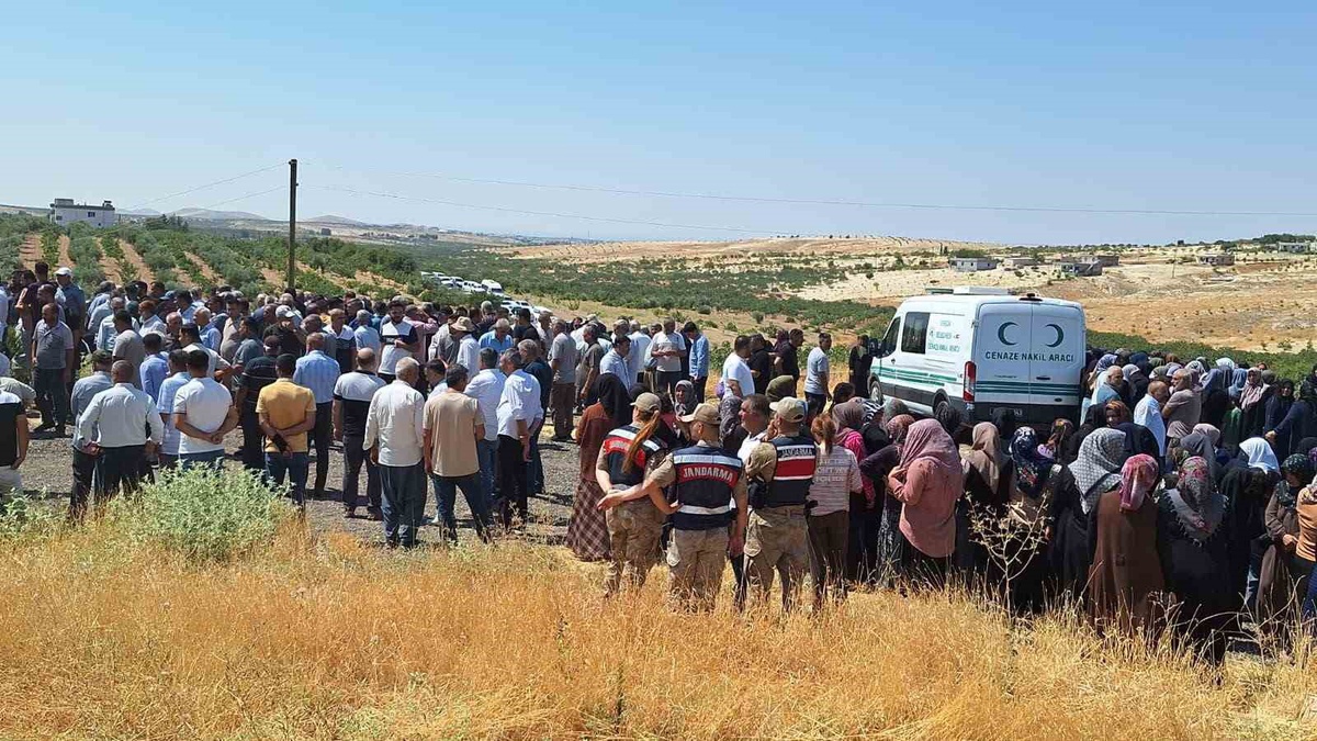 Şanlıurfa\'da Üç Kuzenin Cenazesi Yan Yana Defnedildi