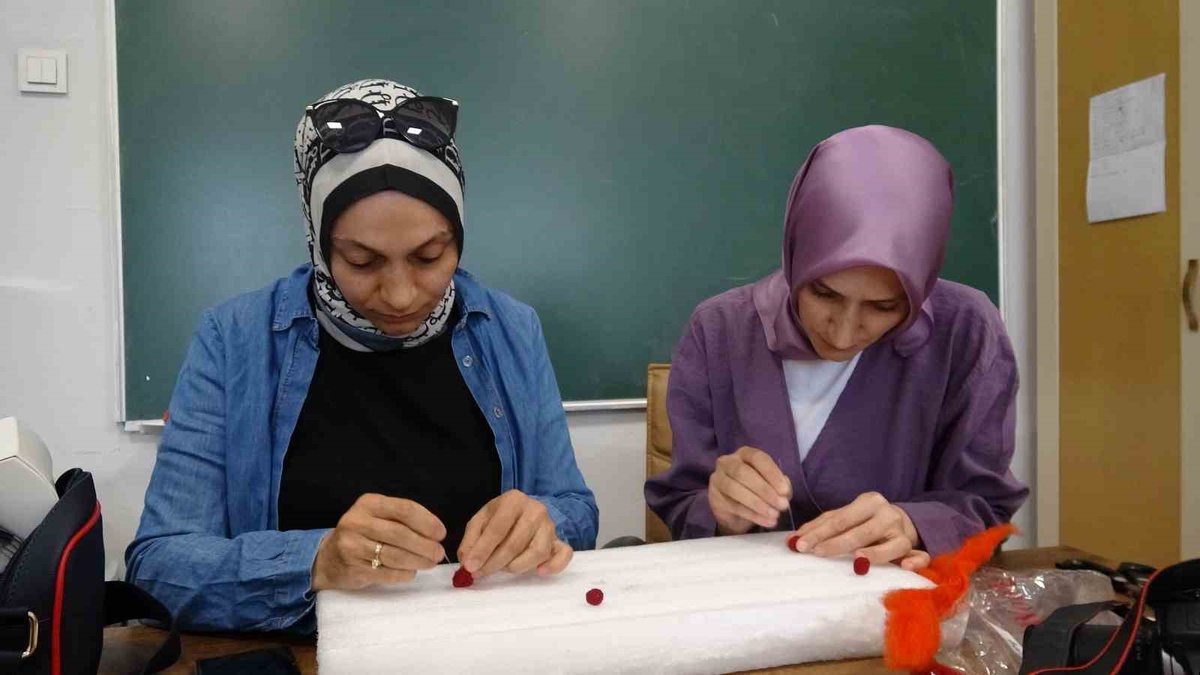 Kültür Yolu\'nda Keçeden Küpe Yapımı