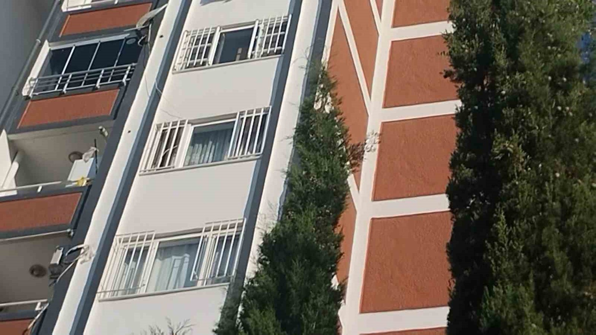 Mahsur Kedi İtfaiye ile Kurtarıldı