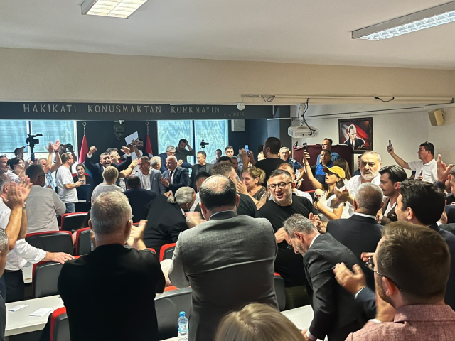 Özgür Özel'e kötü haber: Yeni Parti'den ilk istifalar geldi