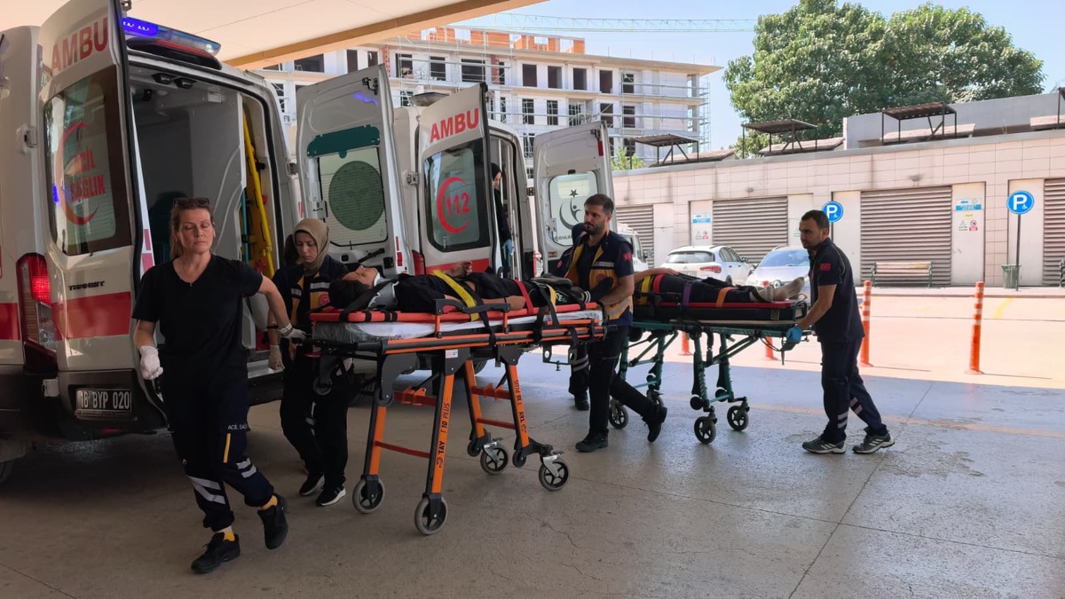 İnegöl\'de Motosiklet Kamyonetle Çarpıştı