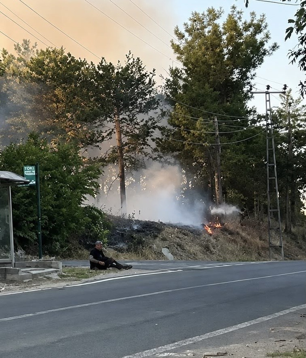 Muratlı\'da Otobüs Durağı Yakınında Yangın