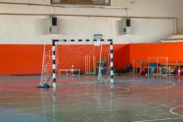 Üzerine kale direği devrilen minik çocuk hayatını kaybetti