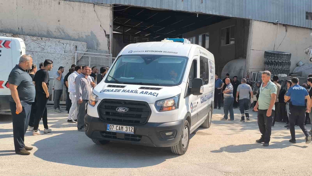Antalya\'da Genç İşçi Hayatını Kaybetti