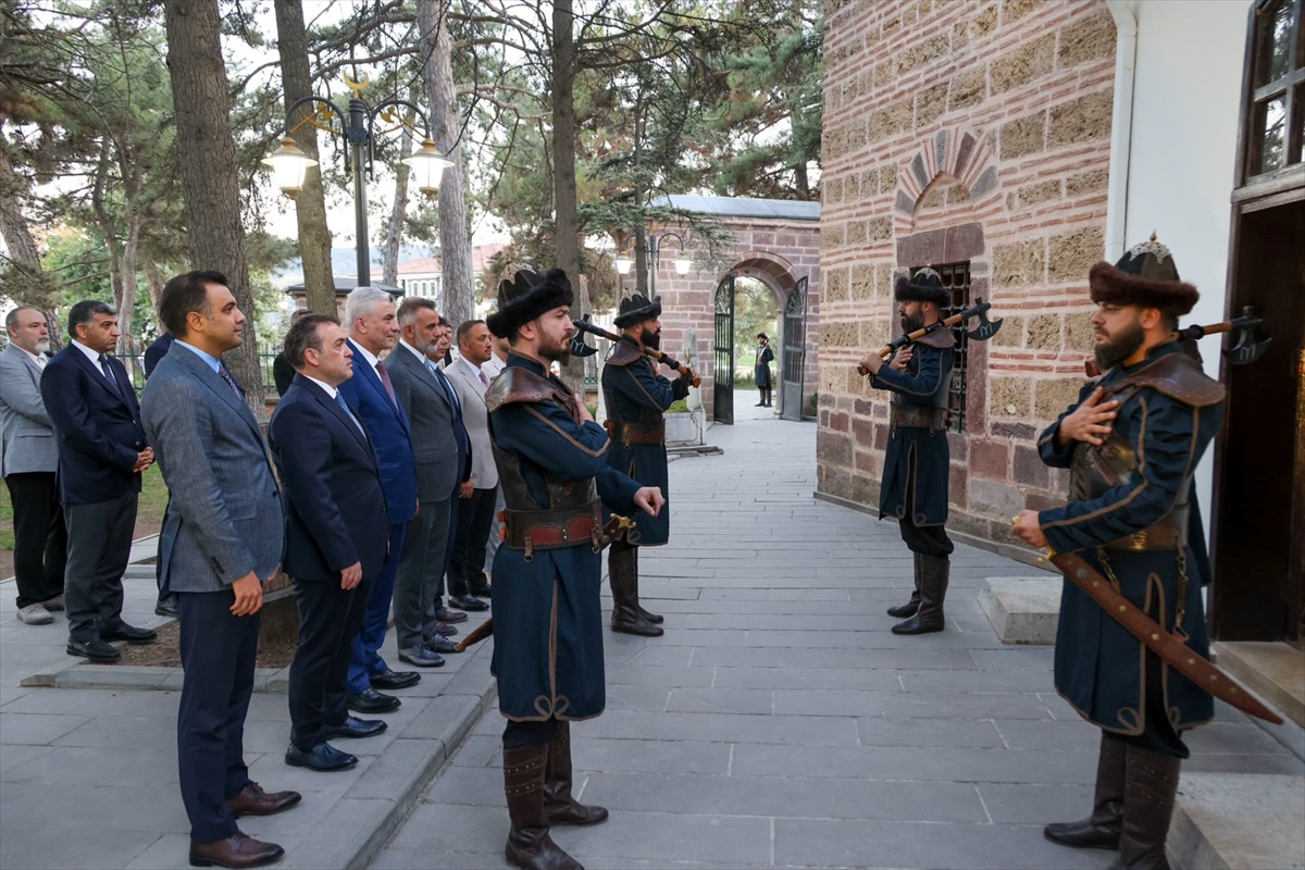 Bakan Bolat Ertuğrul Gazi Türbesi\'ni Ziyaret Etti