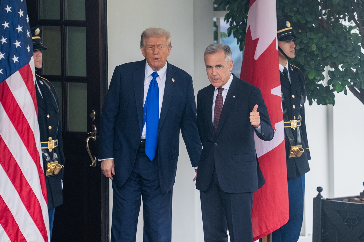 Trump\'tan Kanada\'ya Gümrük Vergisi Erteleni