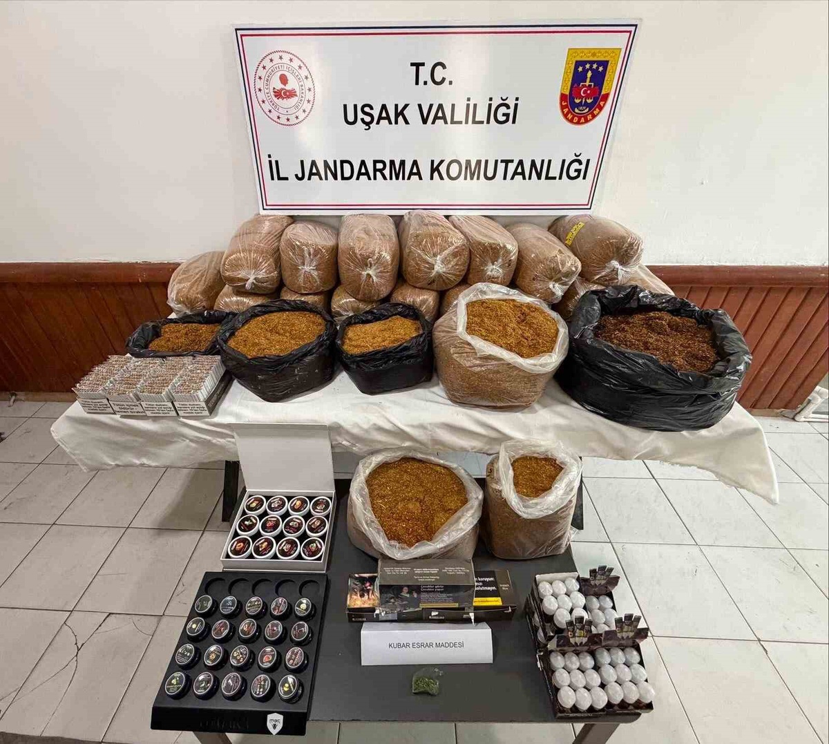 Uşak\'ta Kaçak Tütün ve Uyuşturucu Operasyonu