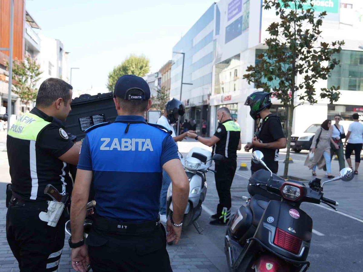 Yaya yoluna motorla girdiler, cezayı yediler