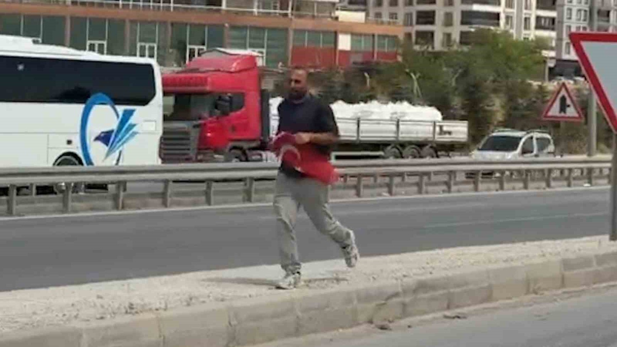 Bayrağı Yerden Alan Vatandaş